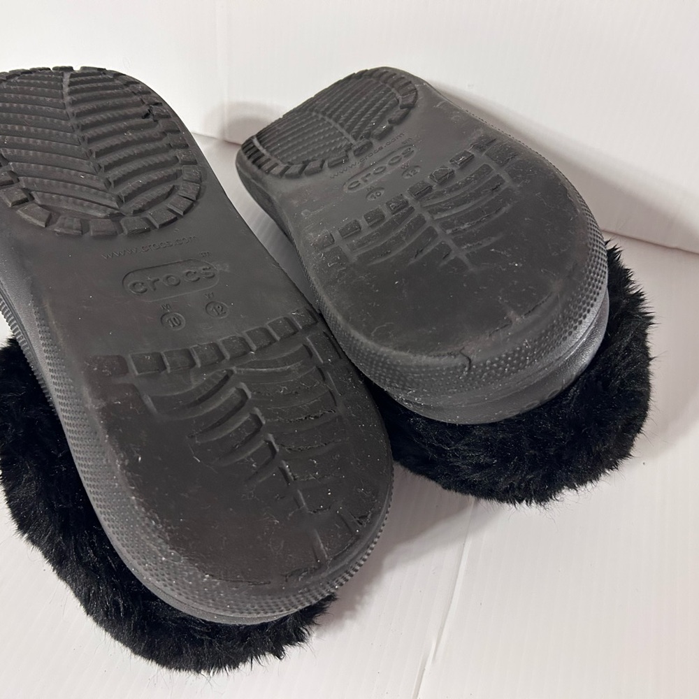 CROCS Black Fuzzy Lined Clogs - Picture 13 of 13